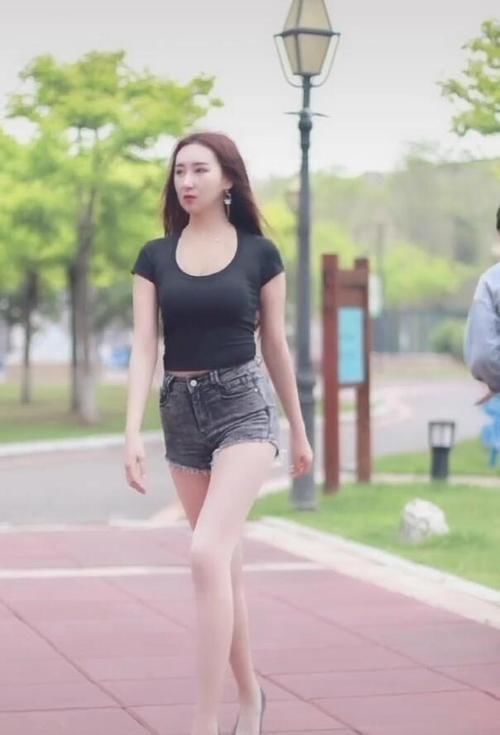 美女|如果说黑色代表成熟，全黑色的美女就有一分“熟女光芒”