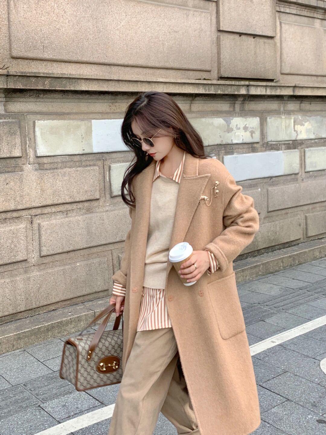 毛呢大衣|轻熟女性会穿“针织衫”更优雅,学会这几个搭配技巧,简约又洋气