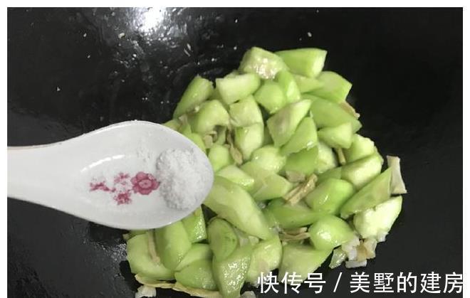 这菜要抓紧吃，再不吃就老了，炒时加入这两物，鲜美到汤都吃精光