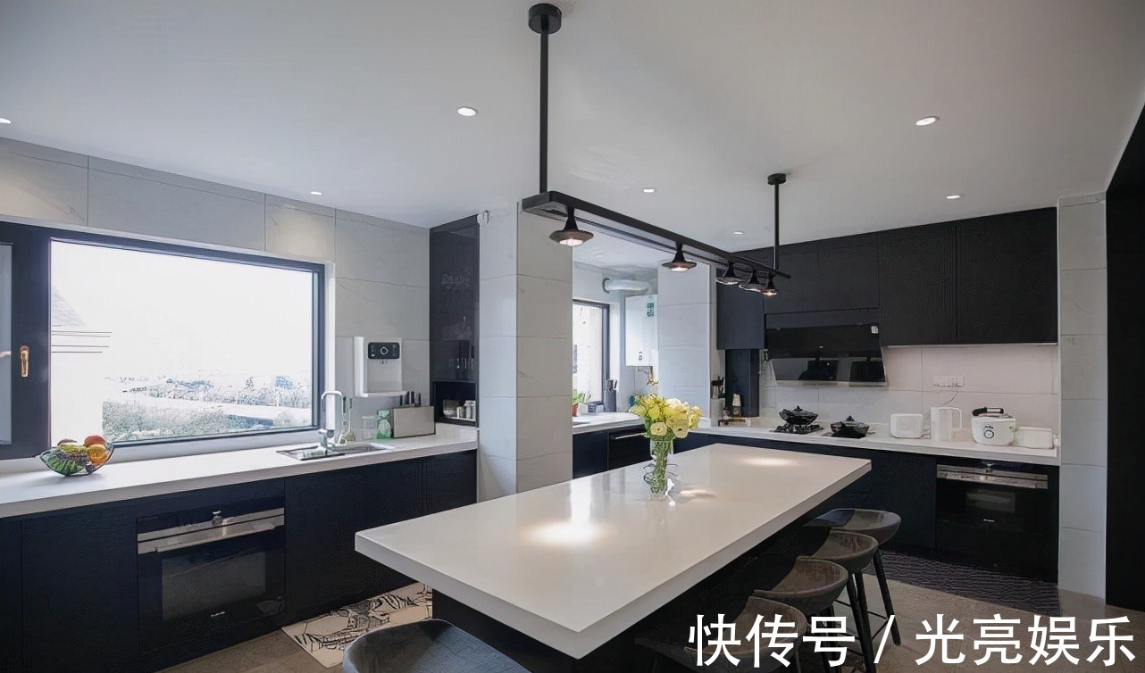 屋主|116㎡永不落俗的黑白灰贯穿全屋，一入门便是一眼望穿的客厅