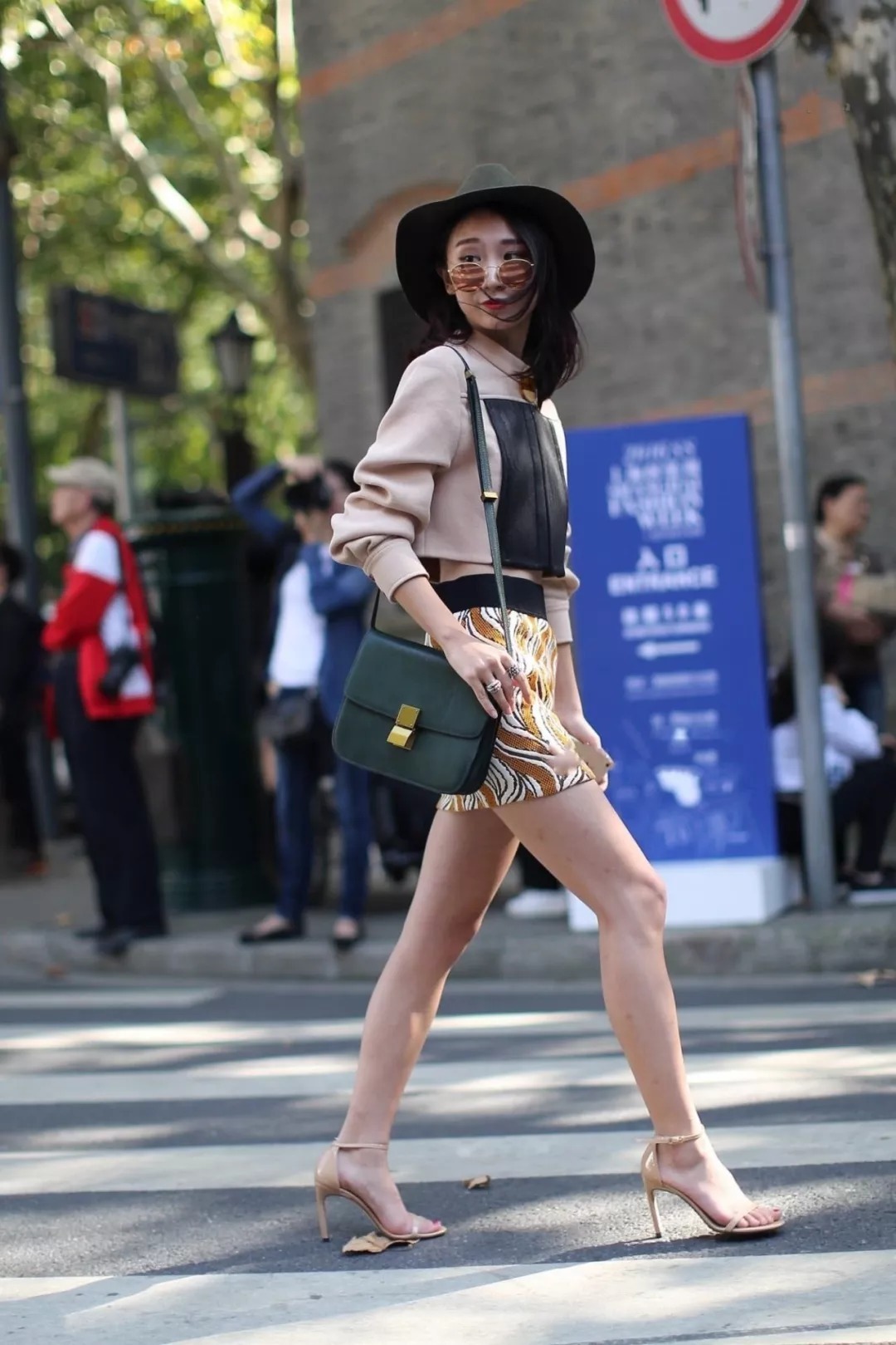 身材|女性搭配高跟鞋,彰显出婀娜多姿的身材