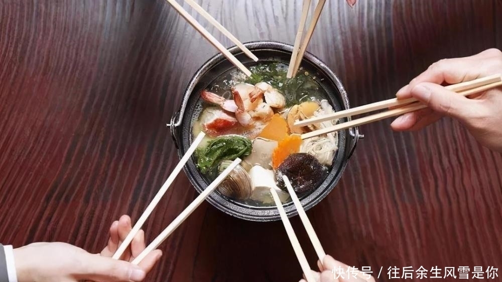 长辈|饭桌上的规矩和礼仪,那都是不能丢的老理儿,自己孩子也应该学学