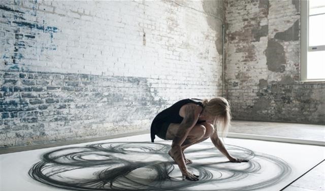 视觉$国外女艺术家用身体当画笔,边跳舞边画画,堪称视觉盛宴