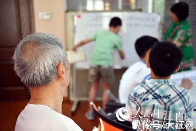 南浦街道|伍学花和老伴无私助学 好一个“爷爷奶奶辅导班”!