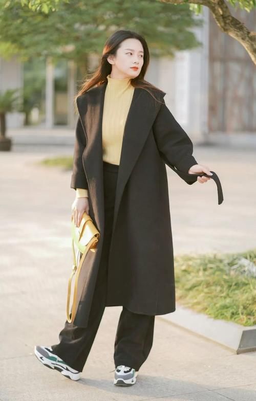 一套既飒爽又活力的穿搭，吸足目光，赶快学起来吧！