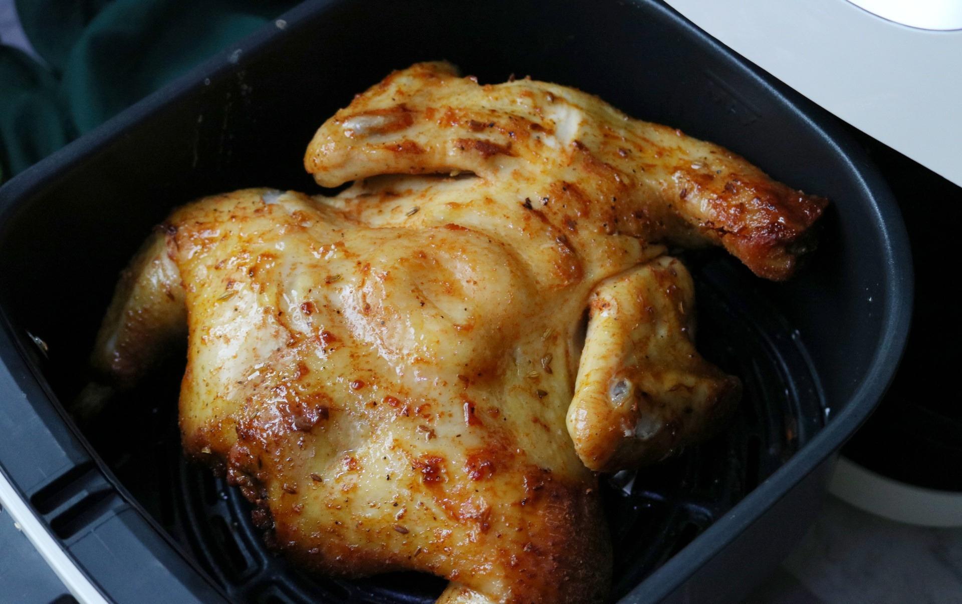 天气太冷了,用一只香喷喷的烤鸡,来抵御寒冷,真好吃呀