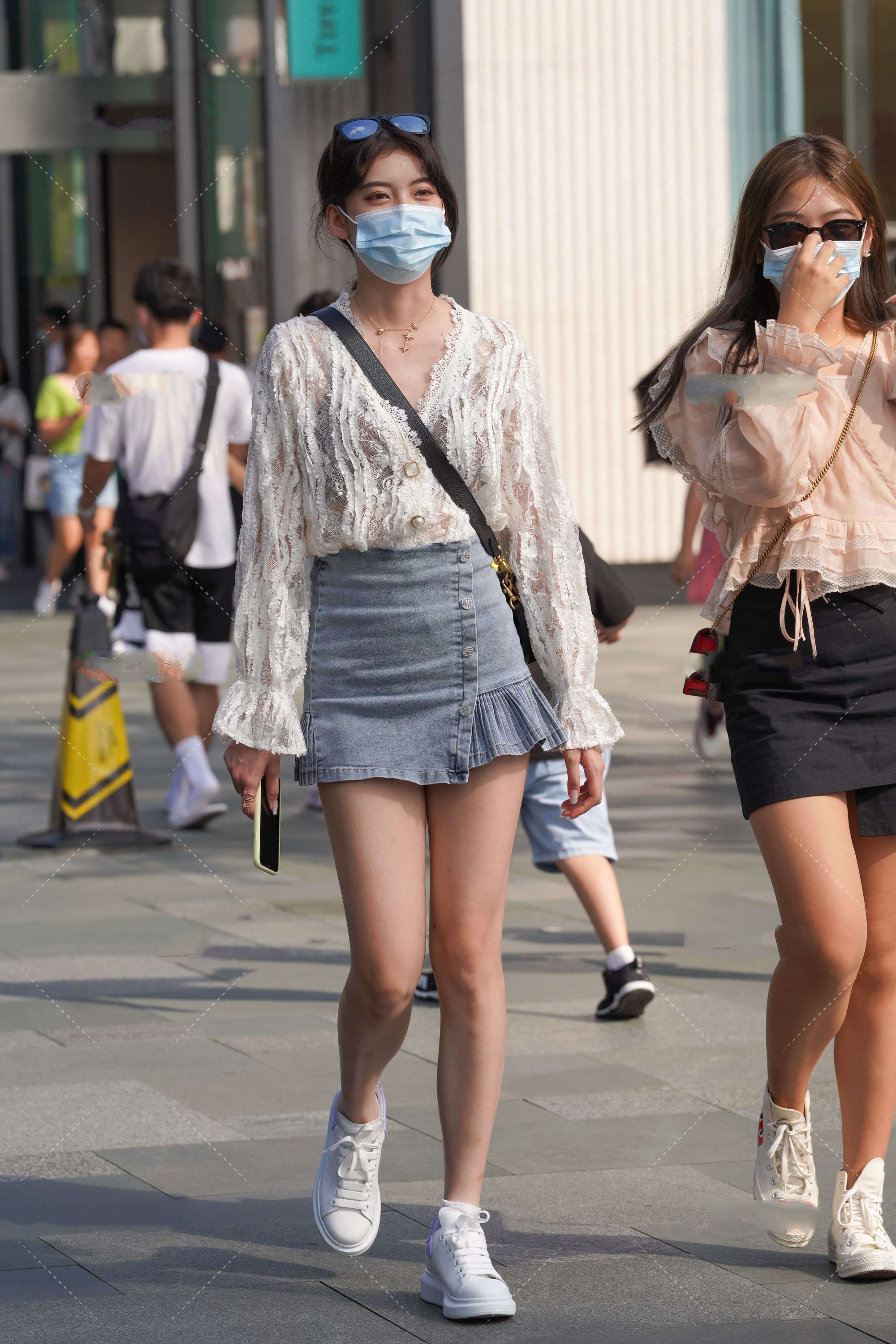 白色休闲衫,花边装饰更显青春感,搭配牛仔裙,十分减龄