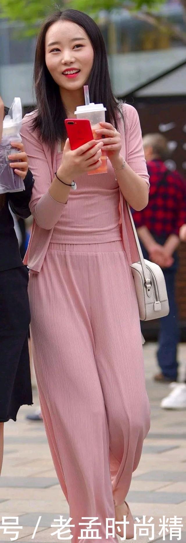街拍:浅粉色阔腿裤,不仅能凸显小姐姐的温柔气质,还不挑身材,好驾驭