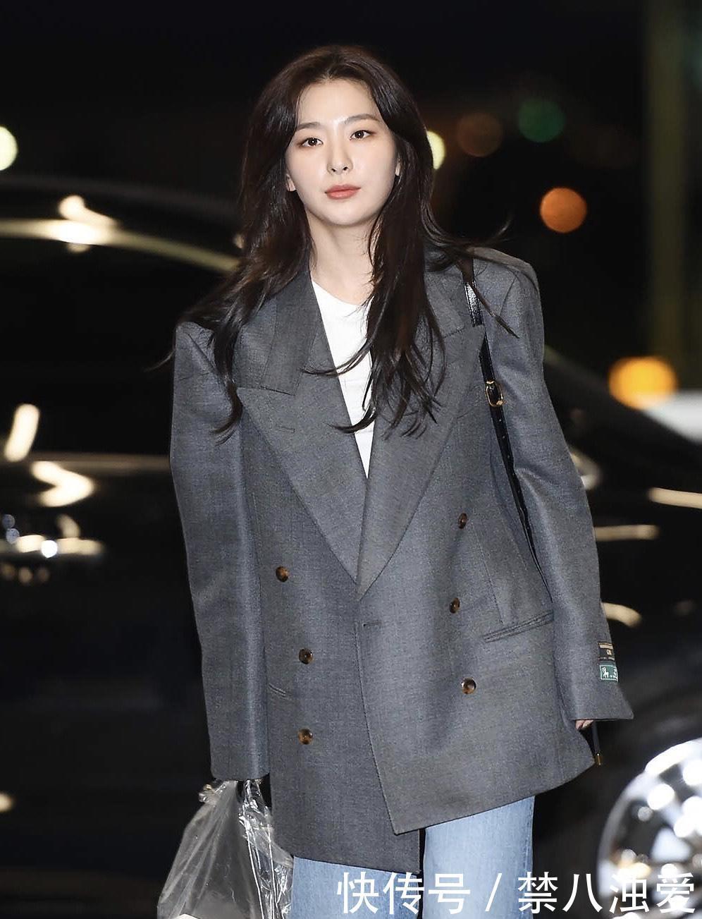 姜涩琪真是个时髦精！穿西装酷炫个性，差点美到认不出