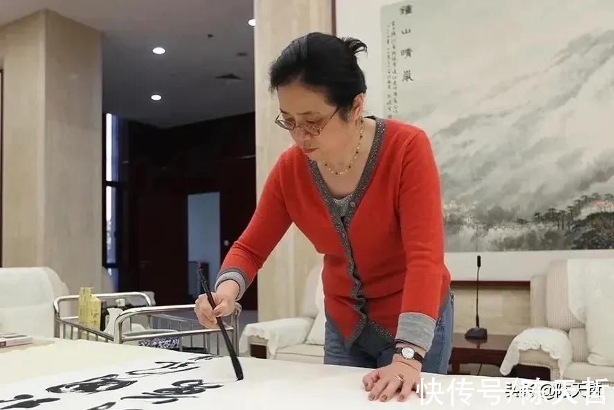 春联@中书协主席孙晓云2022虎年大字书法春联欣赏,大字应不是她的强项