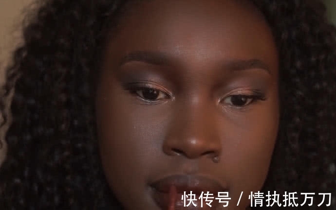 妹子 黑人妹子原来是这样化妆,一瓶粉底不够用,最终效果高级又性感!