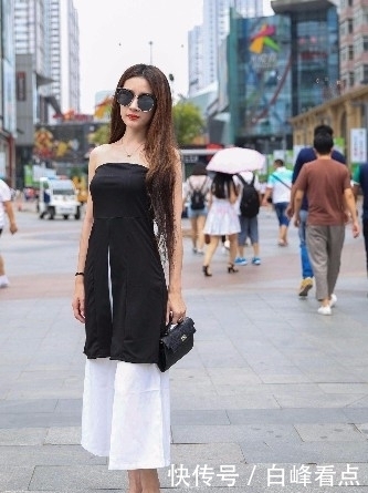 身材|街拍:小姐姐身材成熟性感迷人,风韵十足,你最喜欢哪一个?