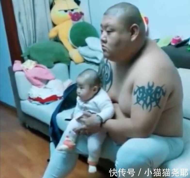宝宝|爸爸抱着宝宝一起看电视,长相神情完全同步,遗传基因太强大了