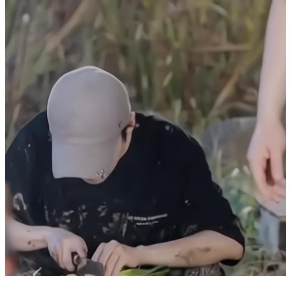 鹿晗節(jié)目里切菜超小心，全臉表情都在用力