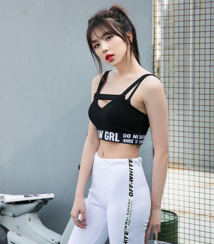 街拍:性感时尚的紧身打底裤美女,衬托出女性的端庄优雅!