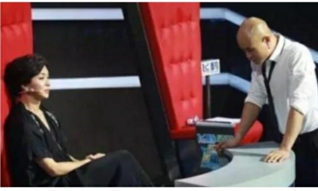 孟非|樂嘉從金牌導(dǎo)師到街頭商演，而今遁入空門，背后到底經(jīng)歷了什么？