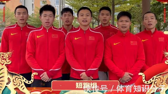 中国乒乓球队|除夕夜,宁泽涛一袭红衣,女排国手丸子头,孙一文“左拥右抱”!