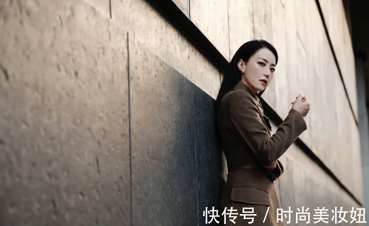 穿搭|霍汶希也太美了吧!穿中山装外套配长裙高级大气,颜值媲美大明星