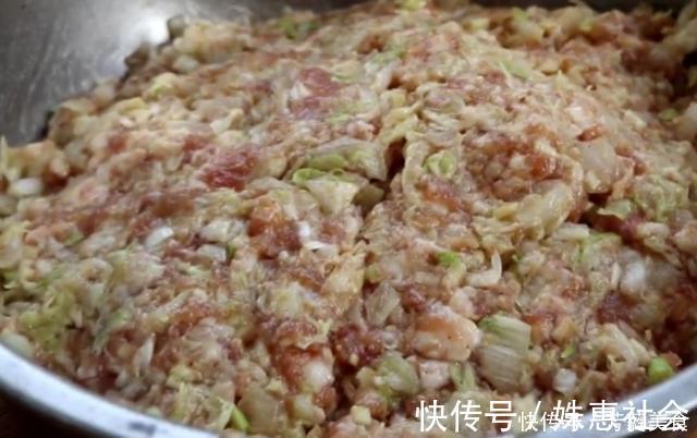 白菜饺子，有人焯水有人直接包，都不对，教你正确做法，饺子才香