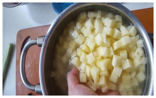 土豆这样做出来,简单又下饭,搭配一碗大米饭,不仅好吃还营养!