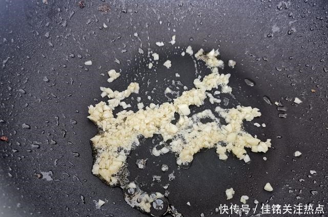 不用鸡蛋做的蒜香荷包蛋,外酥里嫩,下饭吃香喷喷