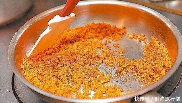 香槟|“金蒜百花香槟茸”轻松做, 蒜酥搭配姬松茸, 吃来相当开胃下饭!