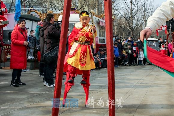 民间艺术|5岁济南萌娃踩高跷：看传统民间艺术在成长中传承