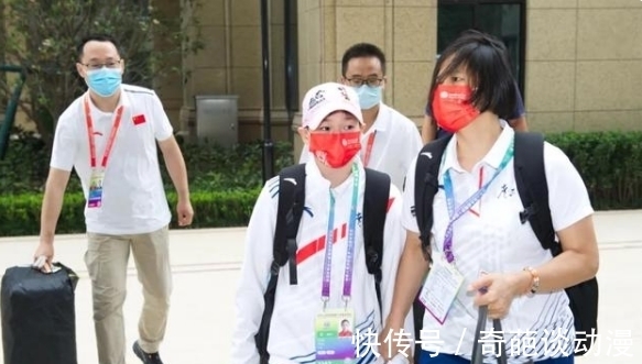 撒嬌|全紅嬋有多可愛?撒嬌讓師姐抱著離開,貼在師姐肩上像極了樹懶