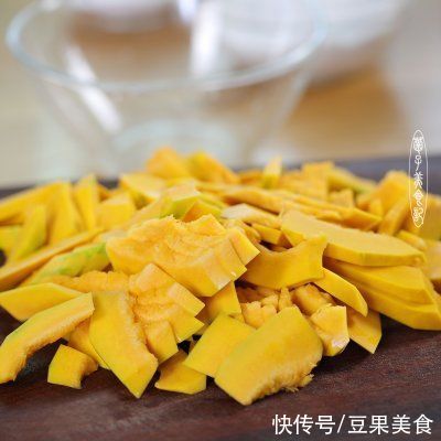 咸蛋黄碎|#我的养生日常-远离秋燥# ?南瓜椰蓉咸蛋黄月饼?