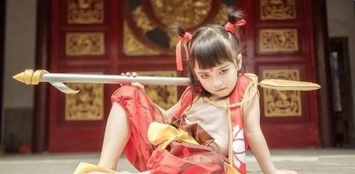 哪吒|父母说孩子“不学无术”,7岁萌娃cos哪吒回击,这样的还原度神了