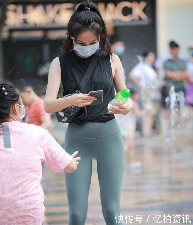 高马尾 紧身运动装搭配高马尾,青春活泼,元气满满的运动风!