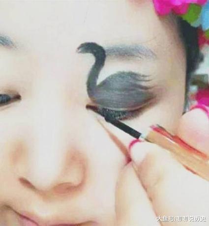 动人|女子在眼皮画出黑天鹅,当她眨眼睛的时候,美丽动人