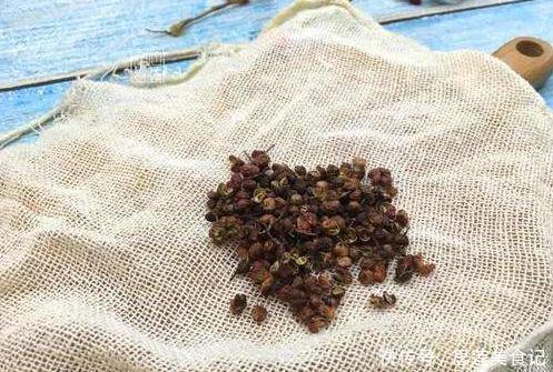 天气热,面粉易生虫子?学会这一招,面粉放一年都不生虫,特干净