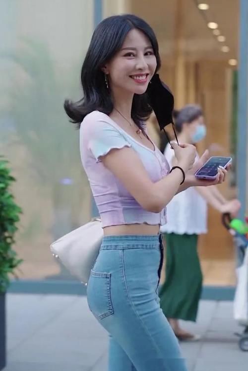 圆领|美女穿圆领短袖T恤，搭配烂裤脚牛仔裤，散发时尚女生优雅韵味
