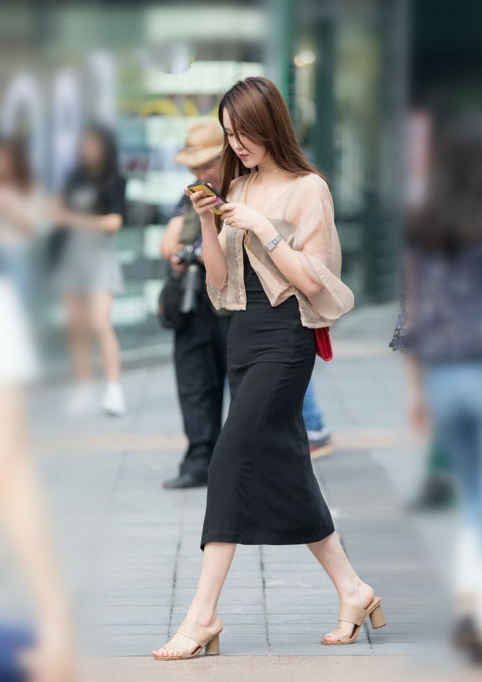 街拍图5披肩黑色包带娇娆婀娜,图4俏皮的表情惹人爱!