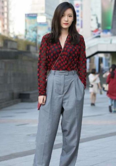 街拍:第三位穿抹胸短裙的美女,白皙美腿让人羡慕