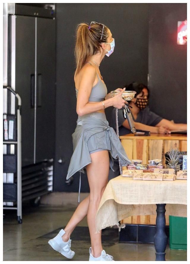 安布罗休|亚历山大·安布罗休:运动背心搭配运动短裤,腹肌惹眼身材超辣