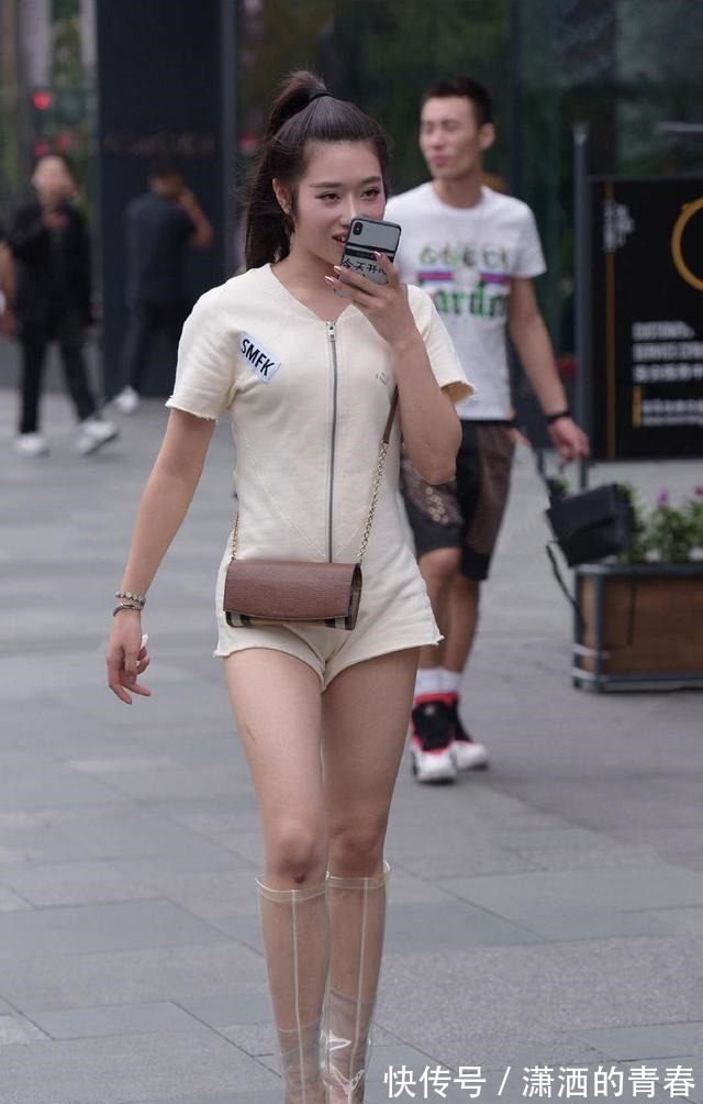 pvc|白色简约连体裤搭配透明雨靴,设计独特,时尚精致