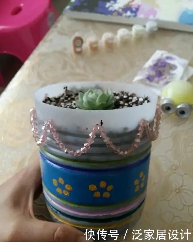 喝完饮料的瓶子不要丢,切一刀,扎三个孔,用来养花省钱又环保