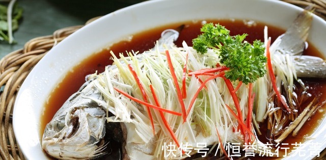 做清蒸鱼，有人用酱油有人用盐都是错的，难怪鱼肉不嫩还不香！