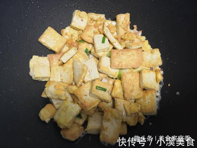 甜面酱|老豆腐这样做，比肉还好吃，香辣过瘾，二斤豆腐不够我家一顿吃的