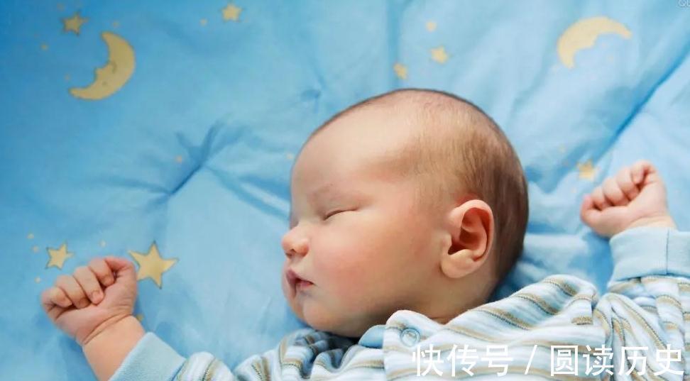 孩子|新生儿为什么偏爱投降式睡姿,需要纠正吗,很多家长做错了