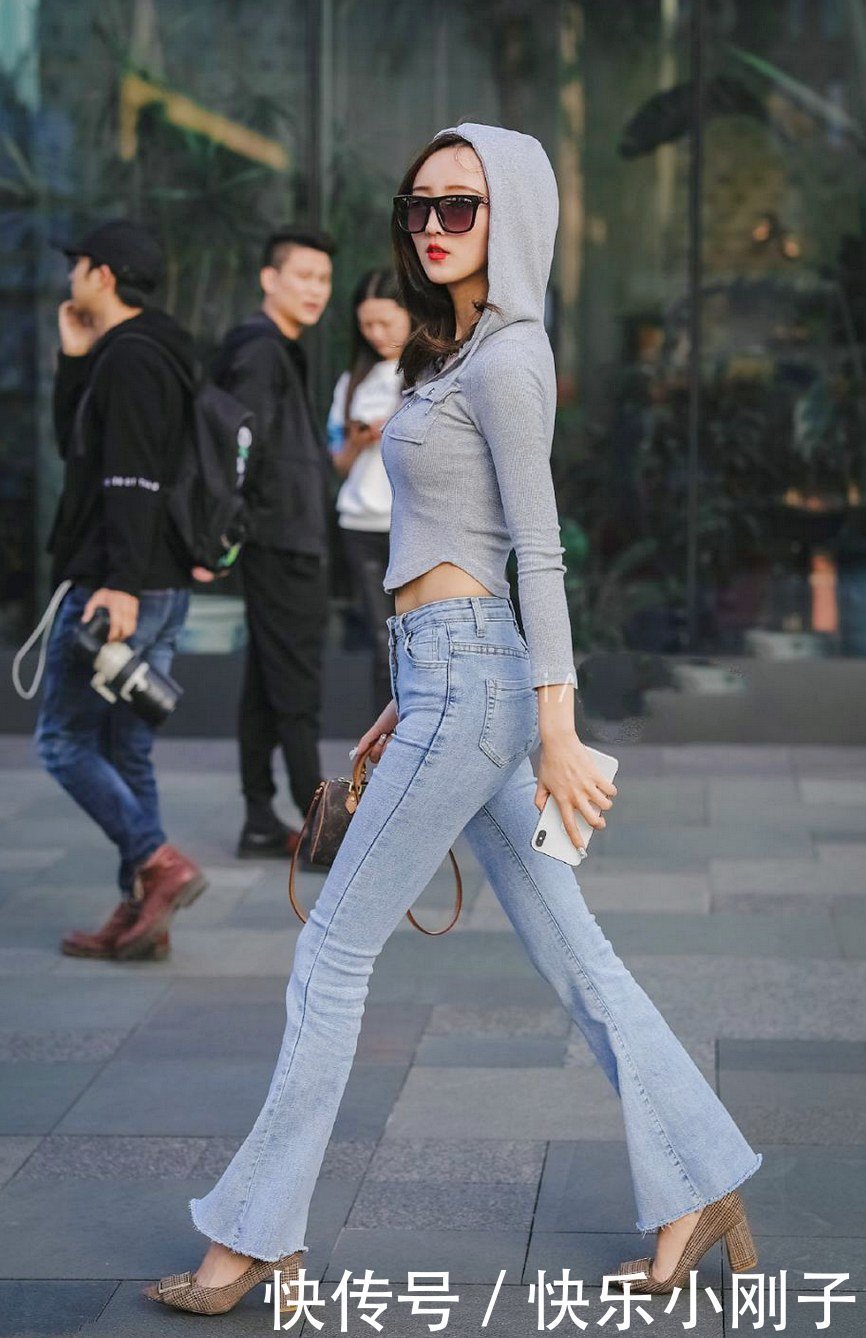 复古的喇叭裤又流行起来,完美的穿衣风格,时尚舒适又有气质!