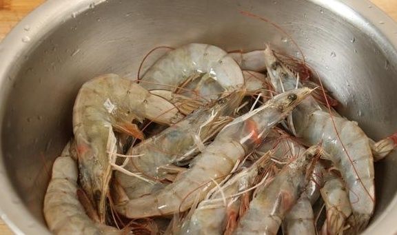 小董|吃了半辈子大虾,头一次见这种做法,不油炸不用蒸,一锅不够吃