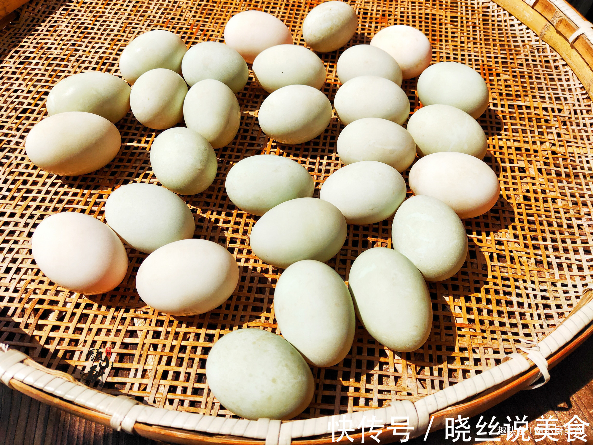 腌鸭蛋有秘诀,无需黄泥,无需盐水,个个起沙流油,嘎嘎香