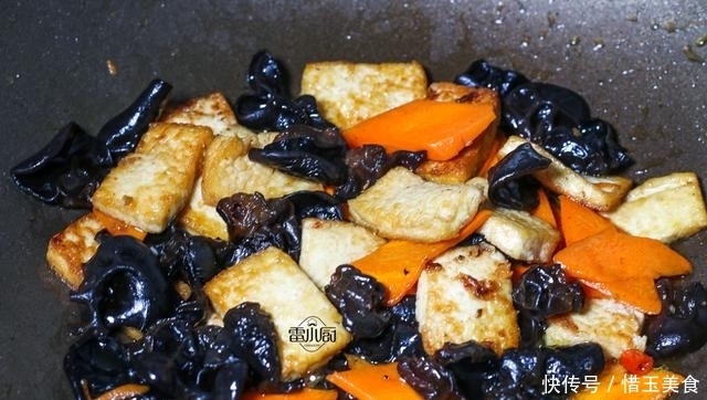 喷香|豆腐别再炖着吃了,加这两食材一起炒,喷香下饭,天天吃都不够!