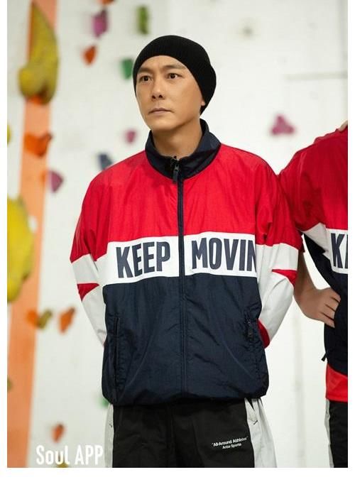 邓亚萍惠若琪薛晨暖心加盟《追光吧！》首次公演舞台致敬体育精神