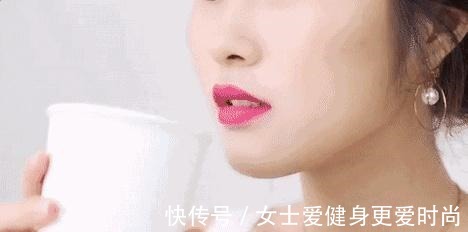 滋润型 化妆师建议涂口红不要用“嘴抿”,教你正确方法,不沾杯不掉色!
