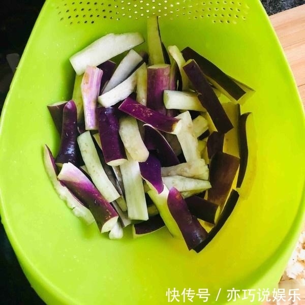 茄子还是这样做最好吃，孩子隔三差五吃，上桌就想抢光！