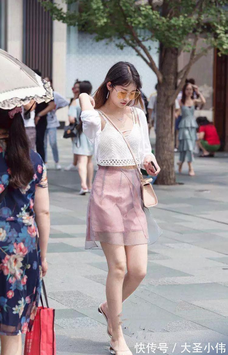 凉鞋|美女街拍:粉色裙身浪漫温馨,搭配一款细带凉鞋,穿搭十分的清甜显少女感